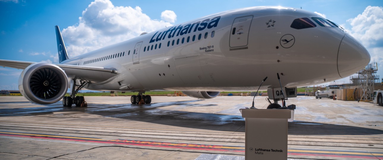 Die D-ABQA bei Lufthansa Technik Malta: Hat jetzt die neue Allegris-Kabine.