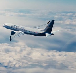 Boeing 737 in Luxx-Global-Bemalung.