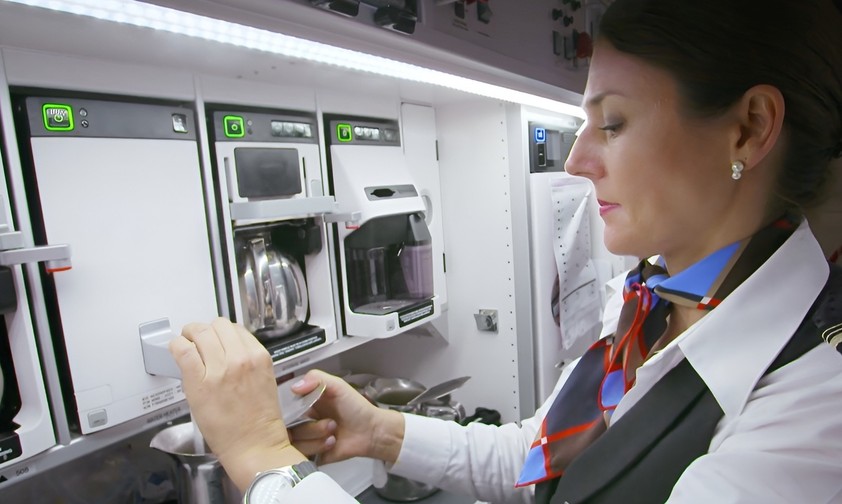 Flugbegleiterin in Bordküche von Bucher Leichtbau: Leicht, ergonomisch und stabil müssen die Einheiten sein.