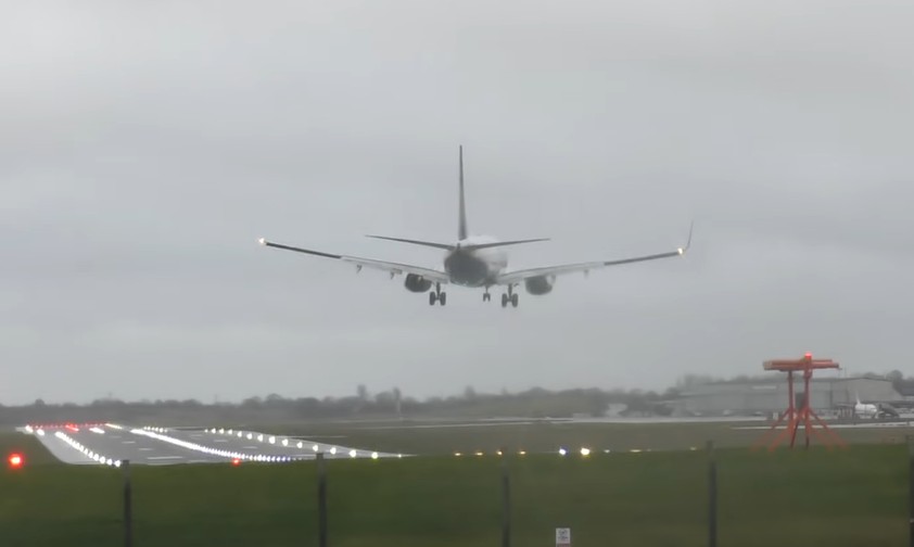 Eines der spektakulärsten  Manöver war der Touch-and-go einer Boeing 777 von British Airways in London Heathrow.
