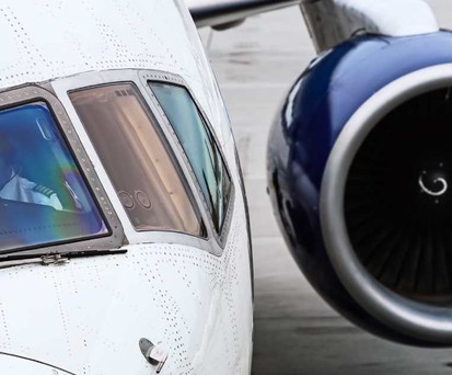 Eine Maschine von Delta Air Lines: Gegen die Fluggesellschaft ist nun eine Sammelklage in den USA eingereicht worden.