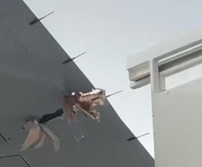 Schaden an der Tragfläche der Boeing 747 von Lufthansa: Muss repariert werden.