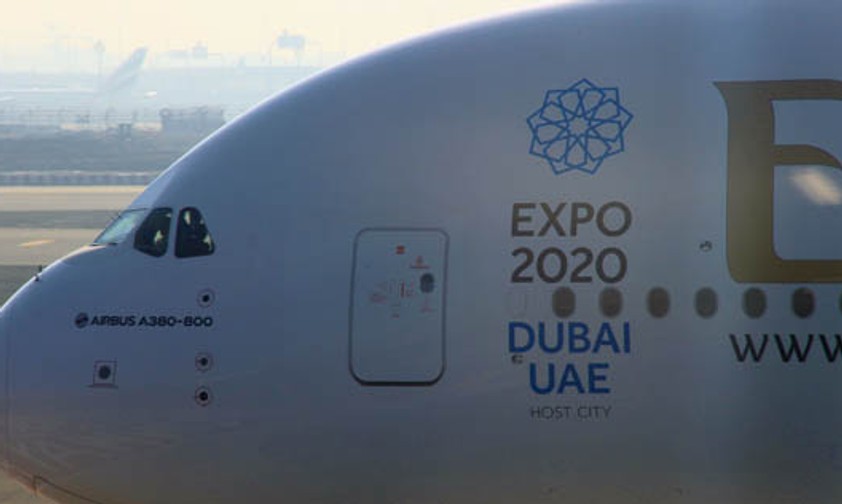Airbus A380 von Emirates Airlines vor der Startbahn in Dubai.