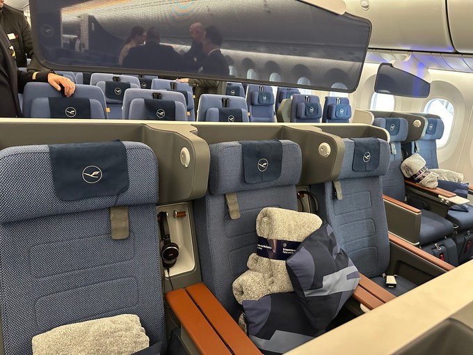 ... mit einem kleinen Sichtschutz von der Economy dahinter getrennt. Sie umfasst ebenfalls 28 Sitze. Sie sind 48 Zentimeter breit und lassen sich 18 Zentimeter zurückneigen..