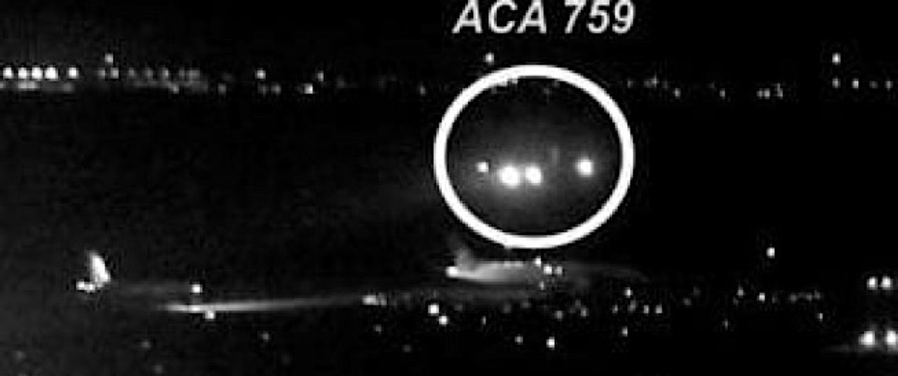 Der tiefste Punkt: Der A320 von Air Canada fliegt wenige Meter über den wartenden AIrbus A340 von Philippine AIrlines hinweg.