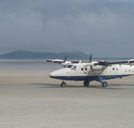 Landen kann man hier nur bei Ebbe - sonst verschwindet der Runway: Barra Airport in Schottland.