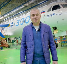 Ilyushin-Chefs Daniil Brenerman vor der Il-114-300: Das erste Flugzeug hat jetzt die Kabinenausstattung bekommen. 
