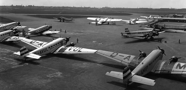 Der Betrieb auf dem Flughafen Berlin-Tempelhof (um 1934).