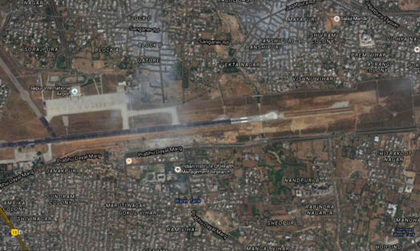 Flughafen Jaipur: Eine Straße liegt parallel zur Piste.