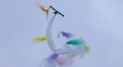 Eine Skyreach Bush Cat bitet ein farbenfrohes Programm: Das Wetter machte der Flugshow einen Strich durch die Rechnung.