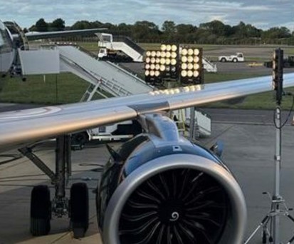 Dreharbeiten: Der Airbus A321 Neo und die Lampen.