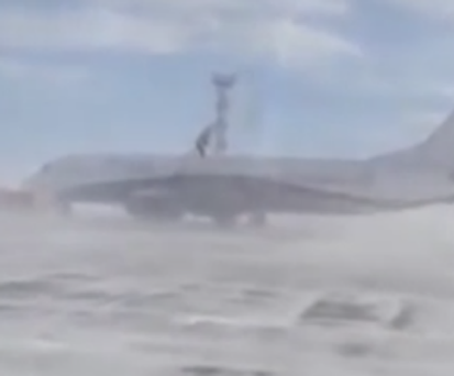 Sturm wirbelt Flugzeug umher - am Boden