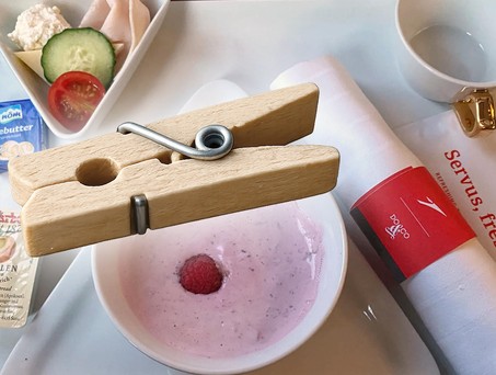 Die Servietten-Klammer in der Business Class von Austrian Airlines (Montage): Kleine Klammer, viele Fans.