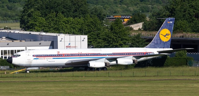 Die Boeing 707 am Flughafen Hamburg: Das Flugzeugzeug wurde für die Zerlegung von seinem bisherigen Standplatz ...