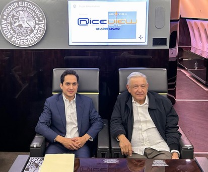 Mexikos Präsident Andrés Manuel López Obrador (Dritter von Links) im Regierungs-Dreamliner: Wollte die Boeing 787-8 nie nutzen.