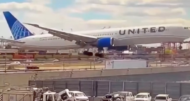 Der Moment vor der Berührung: Die Boeing 767 von United fliegt extrem niedrig an.