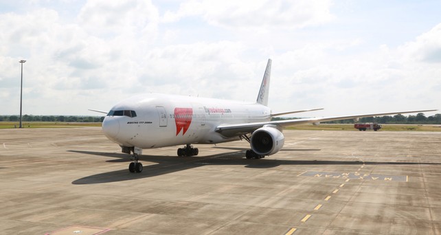 Boeing 777 von Red Wings: Am Boden.