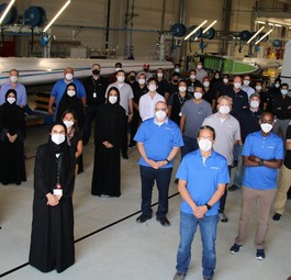 Mitarbeiter vor einem Seitenleitwerk für eine Boeing 787: Erstmals gebaut in den Vereinigten Arabischen Emiraten.