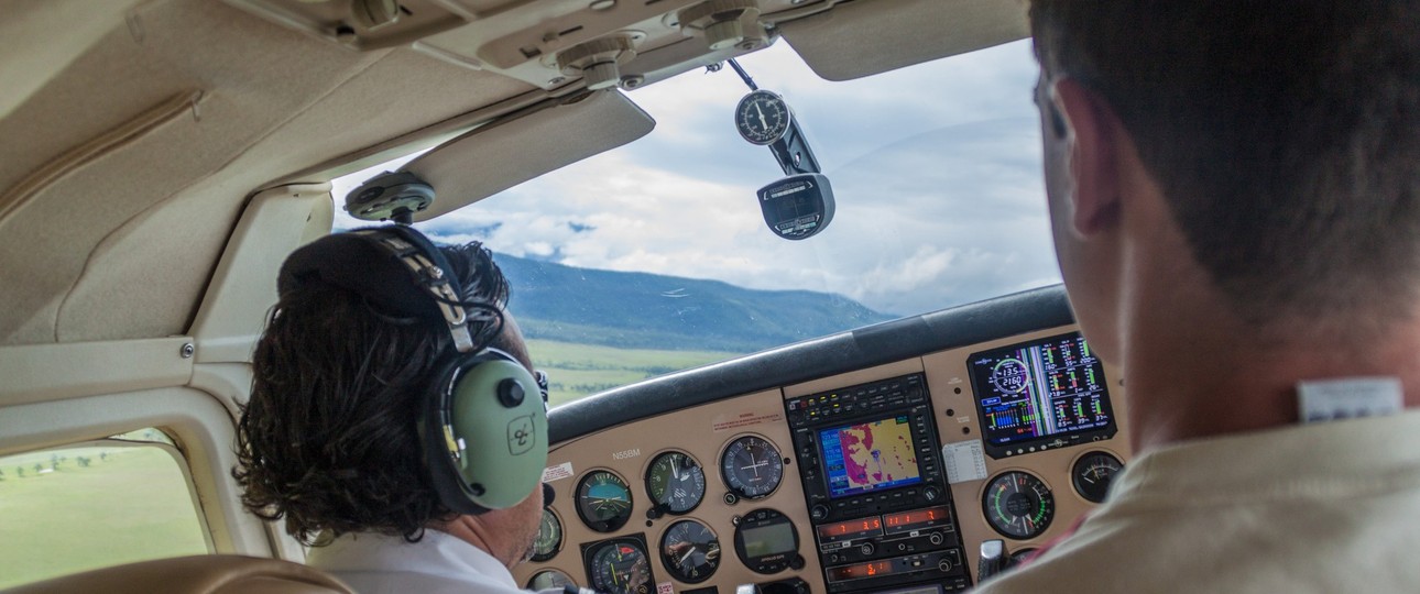 Zwei Personen in einem Kleinflugzeug: IOn den USA sollen mehr Flugschulen Prüfungen abnehmen dürfen.