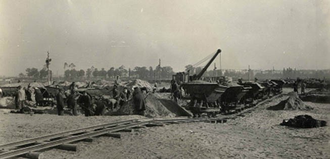 Tegel entsteht als Folge der sowjetischen Blockade West-Berlins. 1948 baut die französische Besatzungsmacht mit US-amerikanischen Spezialisten und deutschen Arbeitskräften in 90 Tagen einen neuen Flugplatz. Er hat mit 2428 Metern die damals längste Start- und Landebahn Europas. Das Flugfeld hilft bei der Versorgung der Stadt.