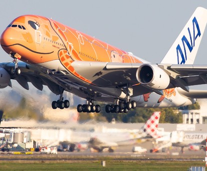 ANA All Nippon Airways betreibt nur drei Airbus A380 - doch hat einst 20 Boeing 777X geordert. Zwei der bestellten Passagierjets wandelte die japanische Fluggesellschaft später um in Frachter vom Typ 777-8 F.