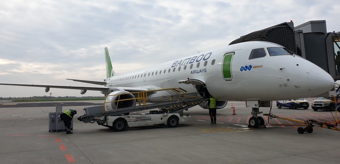 Embraer E195 im Design von Bamboo Airways: Zwei der Jets ...