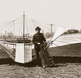 Gustav Weißkopf vor einem seiner Flieger: Bis heute ist die Frage nicht geklärt, ob nicht der Deutsche vor den Brüder Wright den ersten motorisierten Flug durchführte.