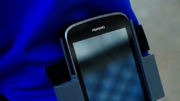 Ein Smartphone ist an einem Ärmel angebracht.