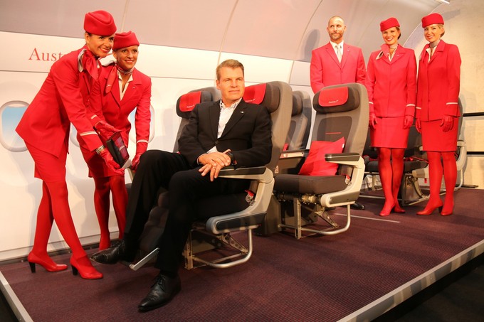 2017: Austrians damaliger Kommerzchef Andreas Otto zeigt die erste Premium Economy.
