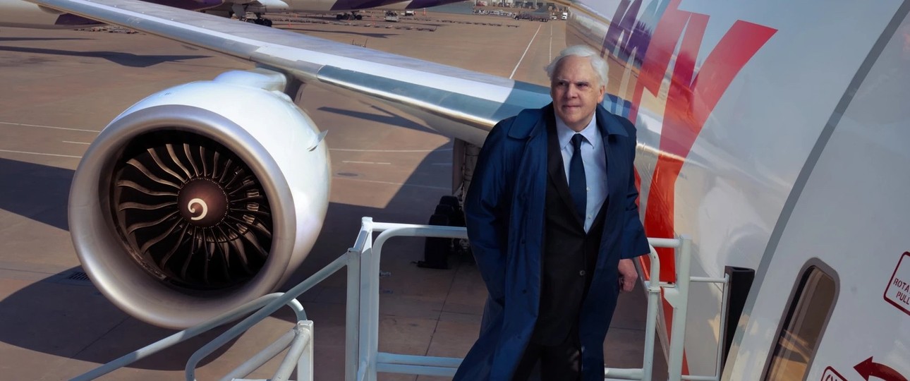 Fred Smith (1944 - 2025), hier vor einer Boeing 777 F: Der Amerikaner gründete Fedex und machte das Unternehmen zur Nummer eins der Branche.