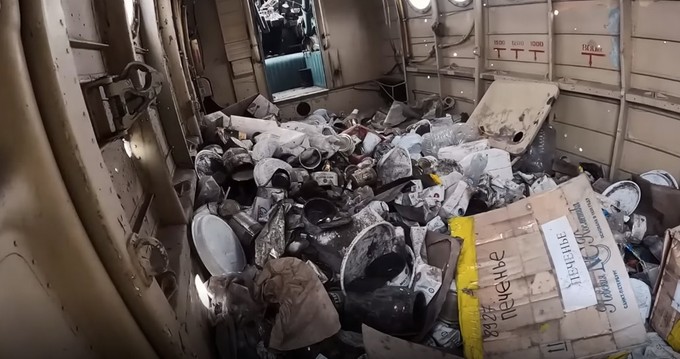 Das Innere einer den Antonov An-2 wurde zur Müllhalde.
