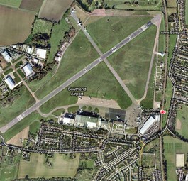 Southend Airport: EIne Piste mitten zwischen Dörfern.