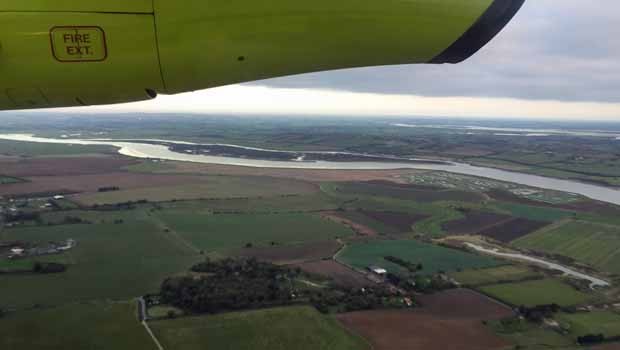 Der Anflug führt über das Meer und Felder und Weiden. Kein Feeling von Großstadt.