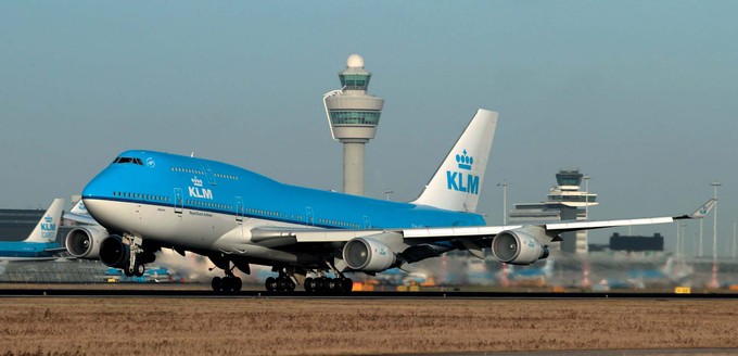 Boeing 747-400 von KLM: Air France-KLM-Chef Benjamin Smith ist bekennender Fan des Jumbojets. Doch auch die Gruppe musste aufgrund der Coronakrise in ihrer Flotte den Rotstift ansetzen. KLM zog die Ausflottung ihrer Boeing 747-400 um anderthalb Jahre vor. Ende<a href="https://www.aerotelegraph.com/ein-leiser-abschied-von-der-boeing-747-bei-klm"> März fand der letzte Flug eines KLM-Jumbos mit Passagieren</a> statt.