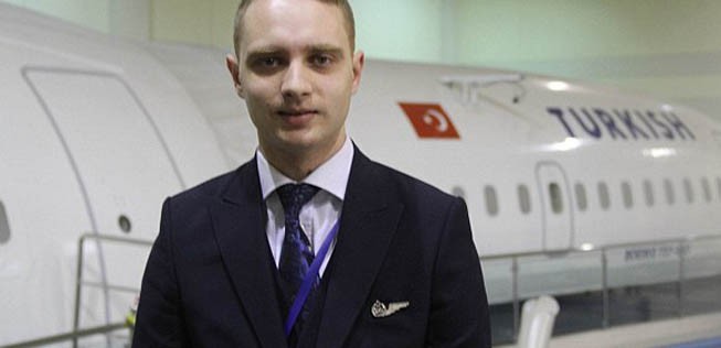 Erkan Geldi: heute ist das ehemalige Bord-Baby Flugbegleiter bei Turkish Airlines.
