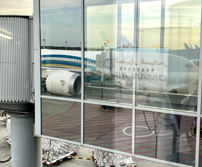 Spiegelbild: Die Boeing 787-9 von Oman Air am Flughafen Frankfurt.