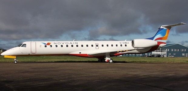 Der Embraer 145 wartet auf die Inspektion auf dem Londoner Flughafen Biggin Hill.