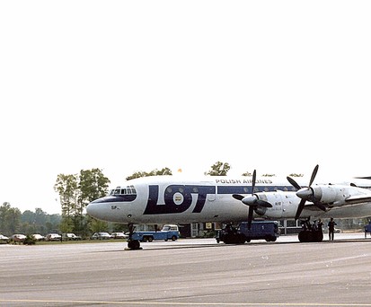 Ilyushin Il-18 von Lot in Münster/Osnabrück: Der viermotorige Flieger wurde schon in den 1980er-Jahren auf Charterflügen in die Bundesrepublik eingesetzt.