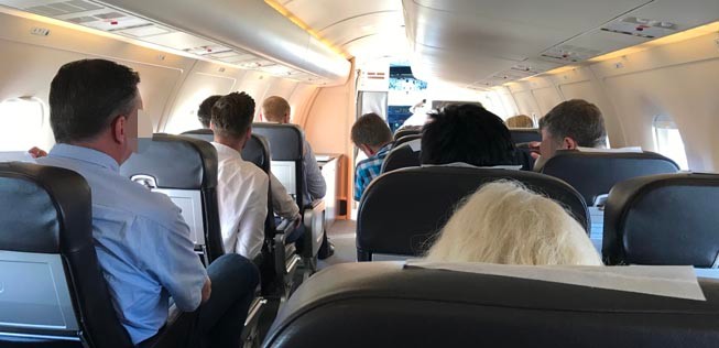 Der Flieger bietet 32 Passagieren Platz. Gesteuert wird sie von zwei Piloten, an Bord ist ein Flugbegleiter.