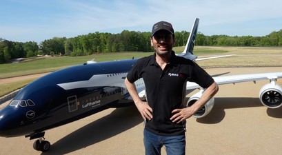 Ramy RC vor seinem Lufthansa-Airbus-A380: Ganz schön groß.