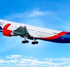 Boeing 767 in den Farben von Azur Air: Start im Frühling.