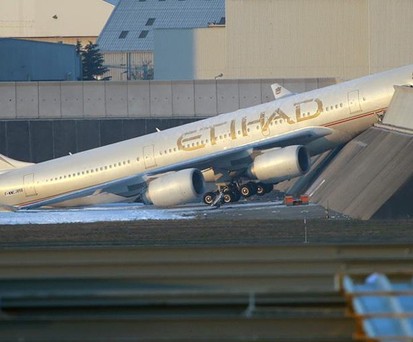 Der Airbus A340-600 nach dem Zusammenprall: Der Vierstrahler krachte mit 55 km/h gegen die Mauer.