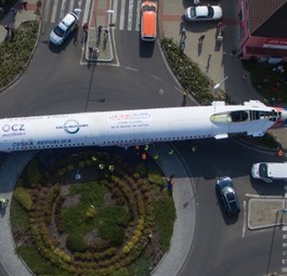 Auf dem Weg ins Museum: Die Tu-154 ist fast zu groß für die Straße.
