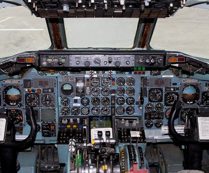 Der Uhrenladen: Das Cockpit der Douglas Dc-9 von Skydive Perris ist noch ursprünglich.
