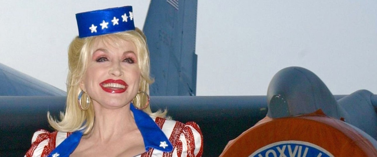 Dolly Parton vor der Miss Dolly: Das Flugzeug gibt es immer noch. 