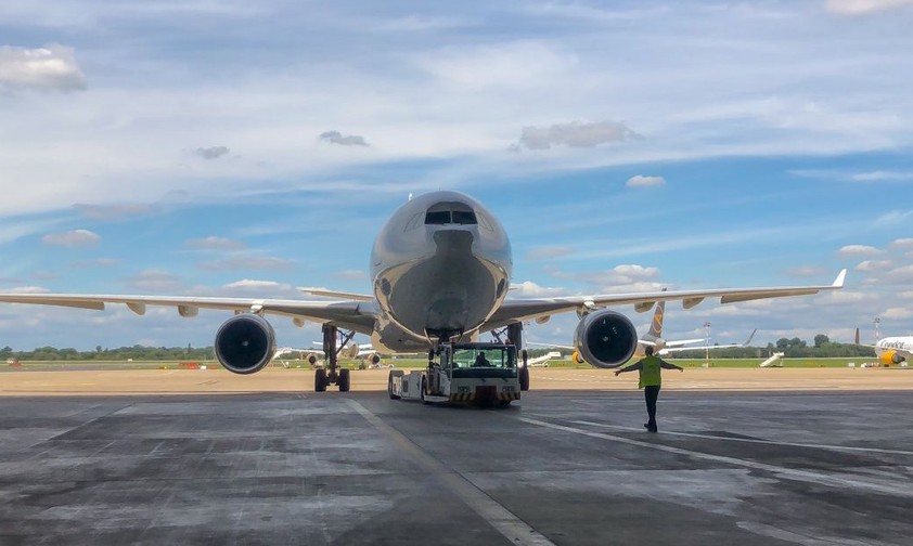 Jet vor dem Nayak-Hangar in Düsseldorf: Hier werden künftig Eurowings-Jets gewartet.