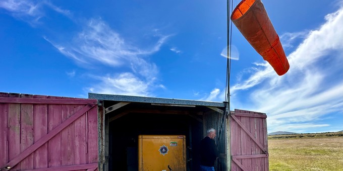 An jedem Flugplatz - eigentlich sind es einfach Schotter- und Graspisten neben Siedlungen - steht eine Hütte.