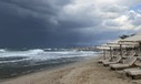 kreta heraklion dunkle wolken strand
