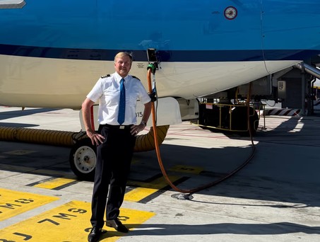 König Willem Alexander vor einer Boeing 737 von KLM: Der König fliegt zwei bis dreimal pro Monat.