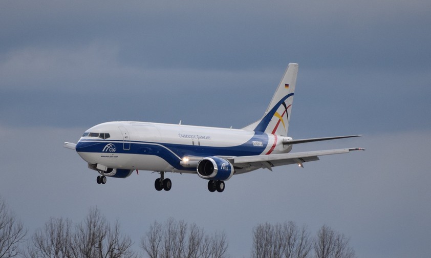 Die Boeing 737-400 F mit der Seriennummer 28867 landet in Leipzig.